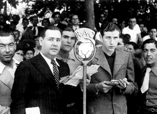 1931. Teodor Garriga (esquerra) retransmet la Volta Ciclista de Catalunya.