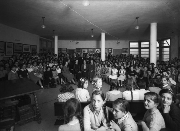 1934. Emissions pedagògiques de RAC amb les escoles. Fons Brangulí /Arxiu Nacional de Catalunya
