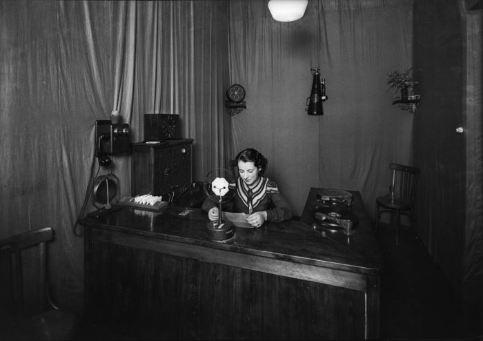1934. La locutora Francina Boris a les instal·lacions de Ràdio Girona de RAC. Fons Brangulí /Arxiu Nacional de Catalunya