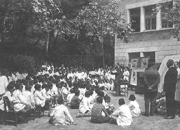 1935. El locutor Teodor Garriga participa a les sessions pedagògiques de RAC.