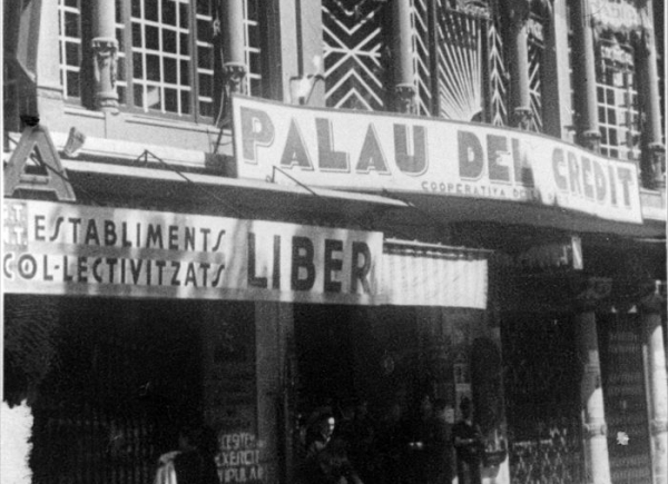 1937. Guàrdies d'assalt defensen la seu de RAC durant els Fets de Maig. Fons Generalitat-Segona República /Arxiu Nacional de Catalunya