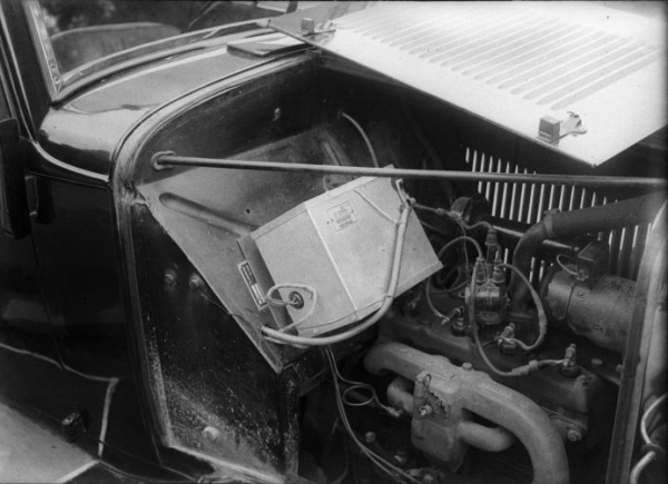 Anys 30. Detall de la instal·lació de la ràdio en un automòbil. Fons Brangulí /Arxiu Nacional de Catalunya