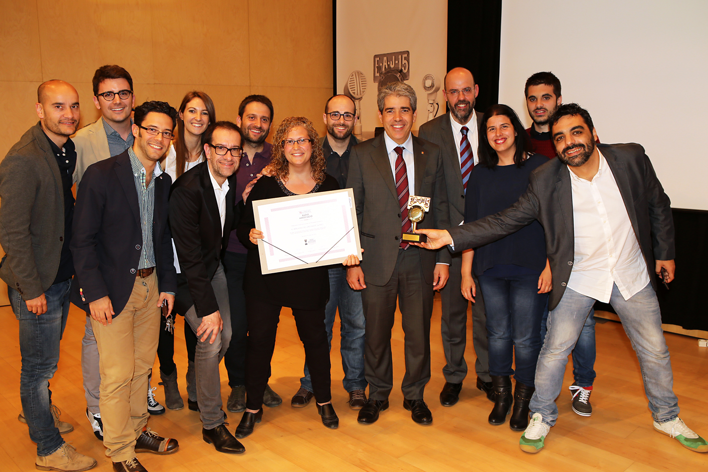 L'equip d'"El Món a Rac1 de Jordi Basté", Millor Programa de Ràdio, amb el conseller Homs.