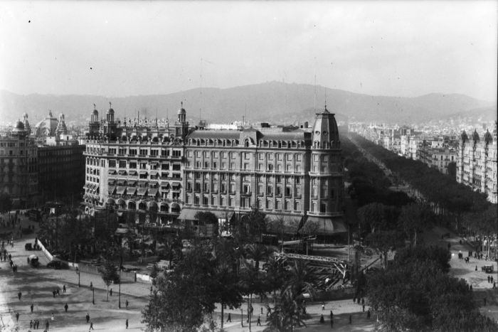 1924. L'Hotel Colon, primera seu de Ràdio Barcelona EAJ1. Fons Brangulí /Arxiu Nacional de Catalunya