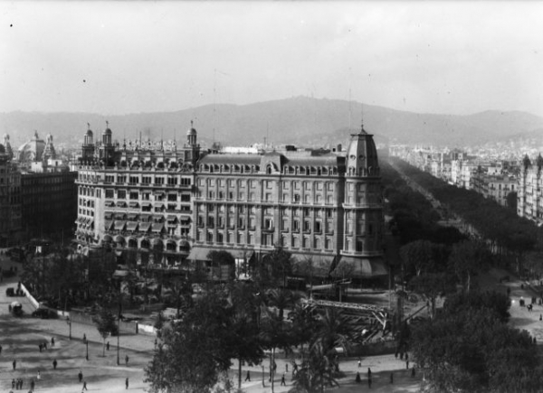 1924. L'Hotel Colon, primera seu de Ràdio Barcelona EAJ1. Fons Brangulí /Arxiu Nacional de Catalunya