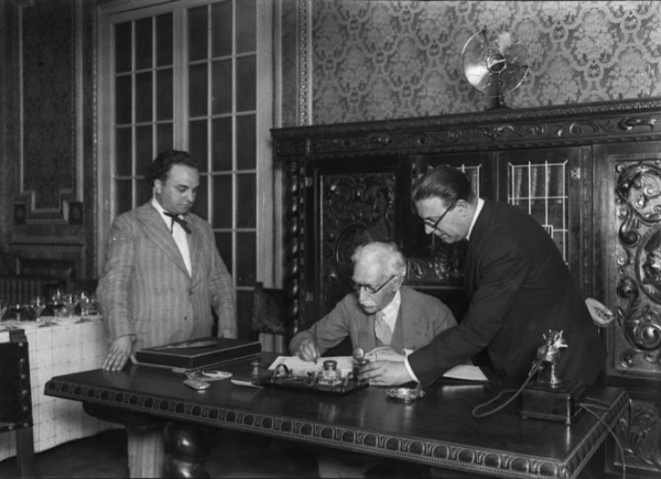 1933. El president Macià signa el llibre d'honor de RAC amb motiu de la inauguració dels nous locals. Fons Brangulí /Arxiu Nacional de Catalunya