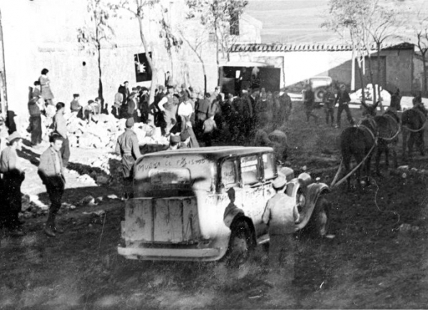 1936. Vehicle de RAC remolcat per cavalls al Front de Terol. Fons Generalitat-Segona República /Arxiu Nacional de Catalunya