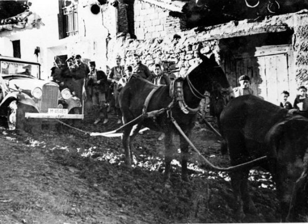 1936. Vehicle de RAC remolcat per cavalls al Front de Terol. Fons Generalitat-Segona República /Arxiu Nacional de Catalunya