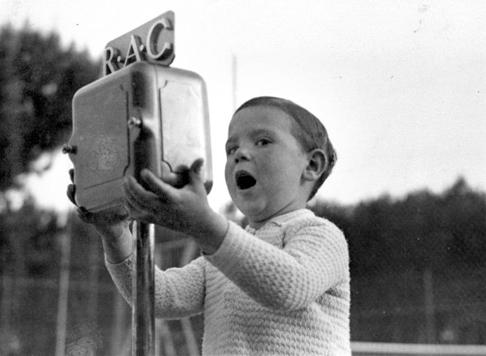 1937. Nen davant el micro de RAC, possiblement inspirat en "El més petits de tots". Fons Generalitat - Segona República /Arxiu Nacional de Catalunya