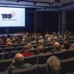 100 persones simbòliques acompanyen Ràdio Associació en l’acte de cloenda del centenari de la ràdio